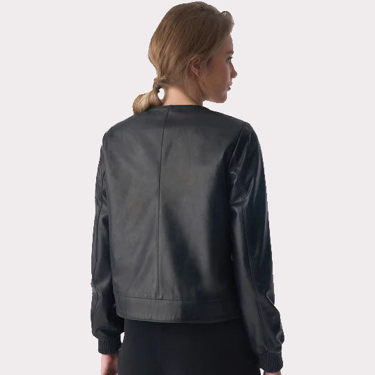 Veste en cuir noir cloutée chic pour femme