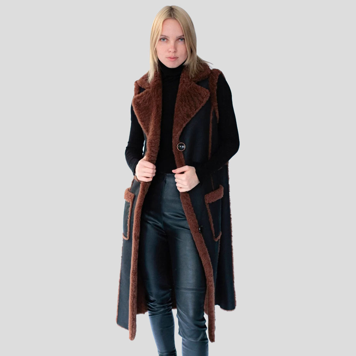 Gilet long en laine mérinos bouclée marron et noire pour femme