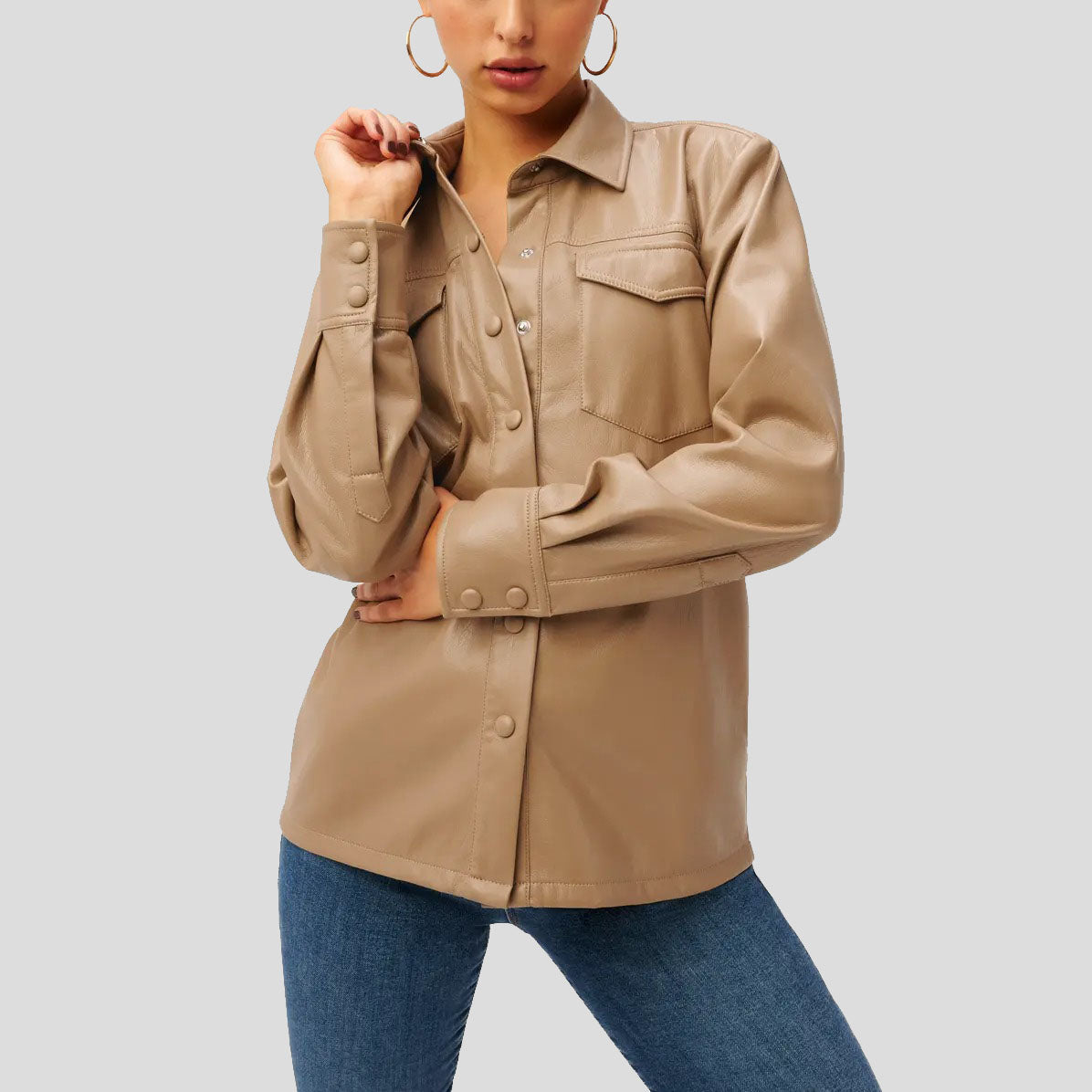 Chemise boutonnée en similicuir pour femme en caramel chaud