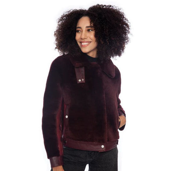 Veste courte en peau de mouton bordeaux pour femme