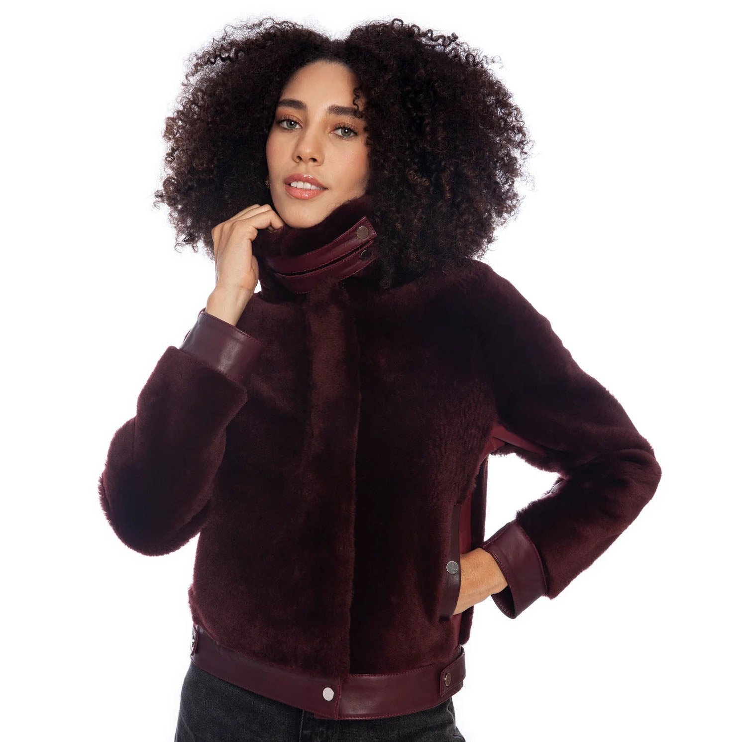 Veste courte en peau de mouton bordeaux pour femme