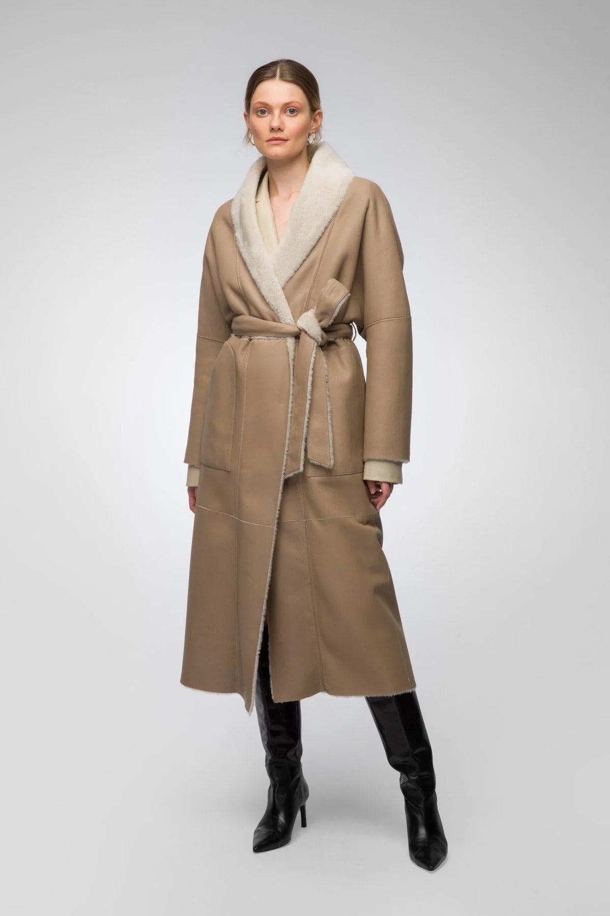 Manteau en cuir de mouton retourné marron pour femme avec ceinture à la taille